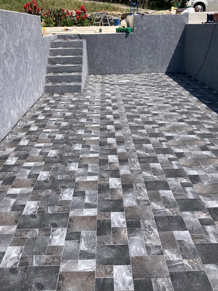 Carrelage et finition intérieure de piscine